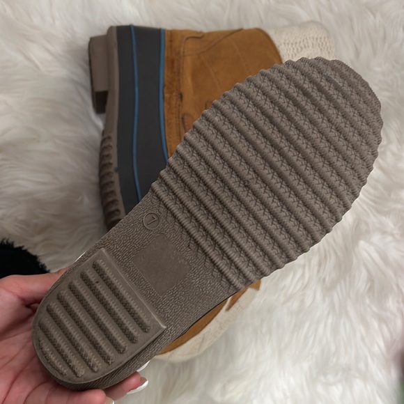 Tan lace up rain/snow boots - Picture 2 of 2